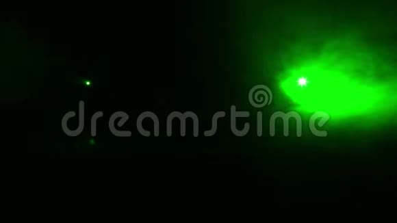 绿色光线的轮廓聚光灯在烟雾毯视频的预览图