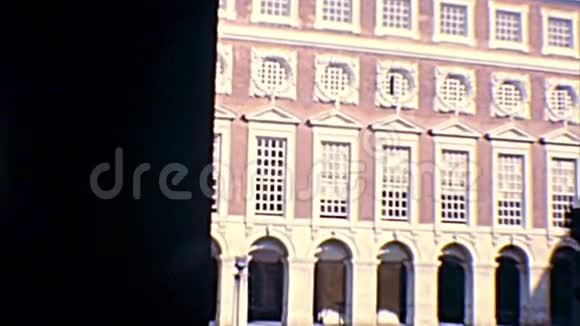 汉普顿法院的档案修道院视频的预览图
