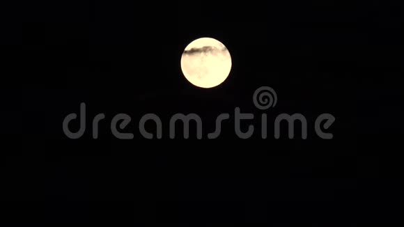 月亮升云夜空万圣节黄月光观秋晚视频的预览图