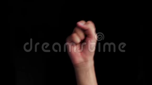 一只被隔离在黑色上的白种人的手出现并显示出阿斯拉默里手语的字母符号视频的预览图