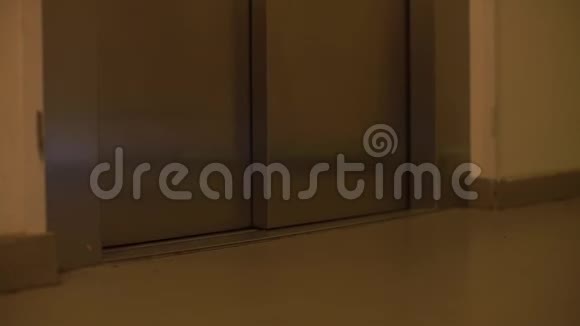 光在电梯门上的反射视频的预览图