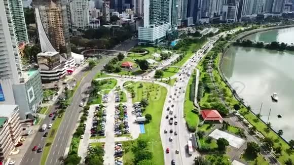 空中广角拍摄巴拿马市区海岸交通视频的预览图