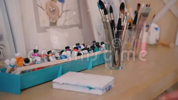艺术工作室女手画盒视频的预览图