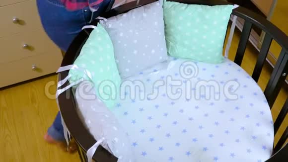 为会议准备了新生儿的准备工作折叠儿童木制家具摇篮婴儿床枕头视频的预览图