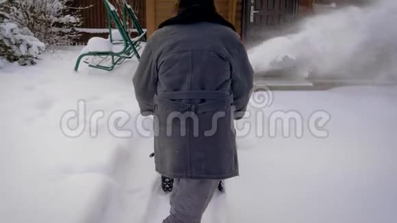 人们用雪犁把路转向另一边从雪中清除道路视频的预览图