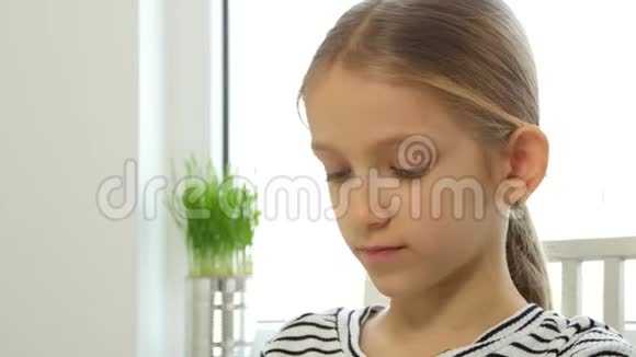 儿童饮用橙汁儿童厨房早餐女孩品尝新鲜视频的预览图