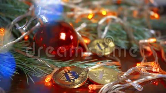 圣诞节装饰比特币球在一个木板上松枝和假日灯把比特币放在基督的分支下视频的预览图