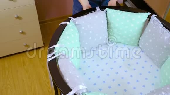 为会议准备了新生儿的准备工作折叠儿童木制家具摇篮婴儿床枕头视频的预览图