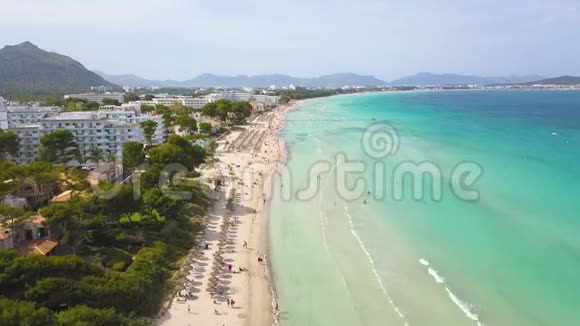西班牙帕尔玛德马洛卡绿松石海和它美丽的海滩与茅草伞视频的预览图