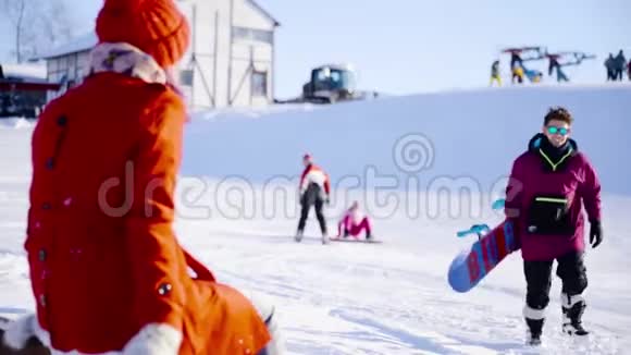 在阳光明媚的日子里在山上滑雪胜地快乐地约会冬季体育假日关系爱情圣诞节生活方式视频的预览图