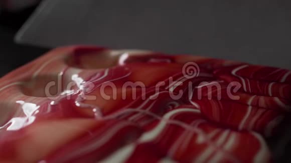 食品宏观视频与融化的白色巧克力在糖果模具融化的液体巧克力制作视频的预览图