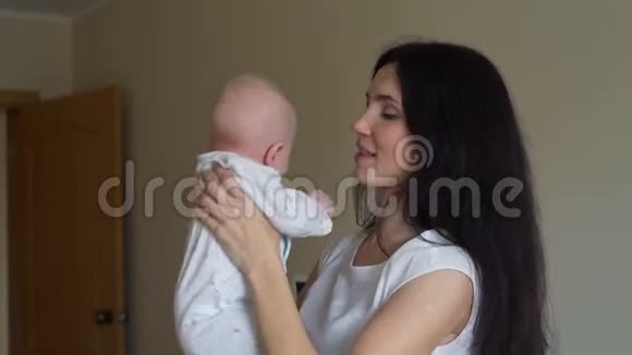 年轻的母亲抱着婴儿和他说话视频的预览图
