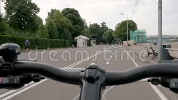 自行车车把沿着马路穿过阴凉的地方视频的预览图