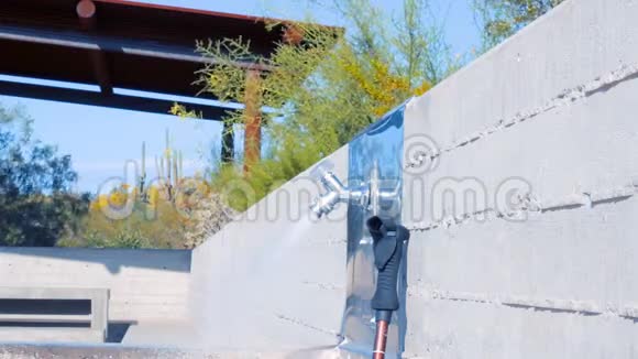 以亚利桑那沙漠风光为背景的人灌装水瓶视频的预览图