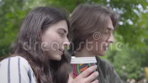 肖像可爱的年轻幸福夫妇穿着休闲服装在一起在公园里有一个约会学生们视频的预览图