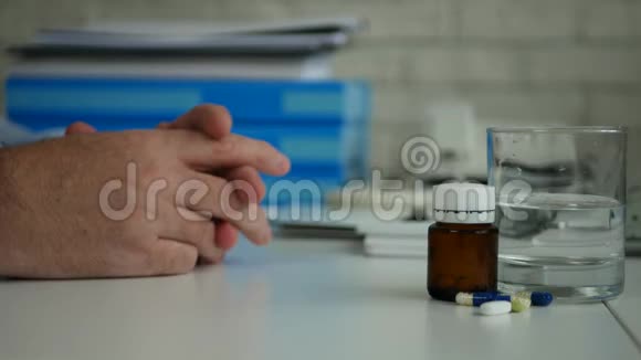 商人在看医疗药片时做出拒绝手势没有手指标志视频的预览图