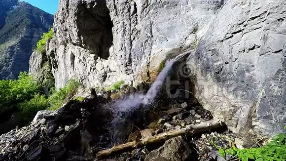 下失落的小溪瀑布仍然循环视频的预览图