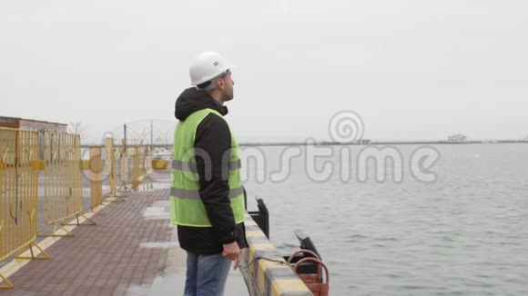 海港工人在港口视频的预览图