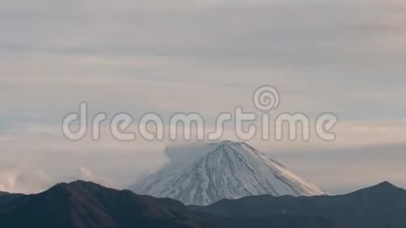 在山顶上堆积起来的云层的时间傍晚的富士山视频的预览图