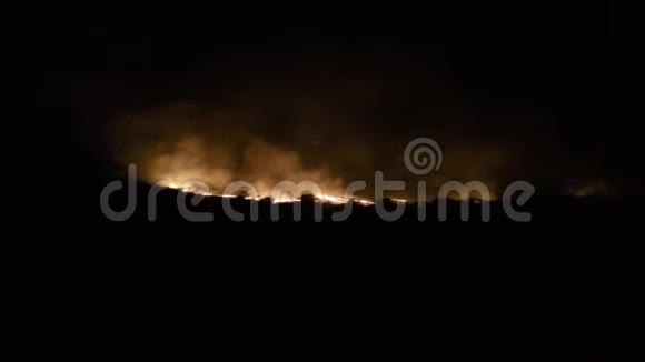 澳大利亚丛林大火大火正在西澳大利亚亚吉尔湖附近的一座山上蔓延视频的预览图