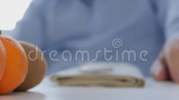 坐在桌上拿着报纸等着的商人做着不安的手势视频的预览图