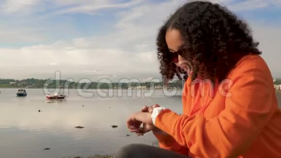 非洲裔美国少女用智能手表喝咖啡视频的预览图