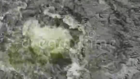 水气泡形成泡沫从水面喷出气泡的弱水射流泡沫喷泉视频的预览图