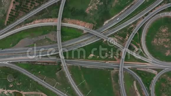 空中无人机口音大路交叉口高速公路从高空现代城市交通汽车移动视频的预览图