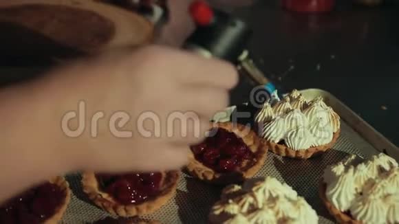 甜点师正在使用设备装饰传统的法国甜点视频的预览图