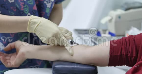 病人在验血前用手抽血护士用酒精羊毛擦拭静脉特写镜头视频的预览图