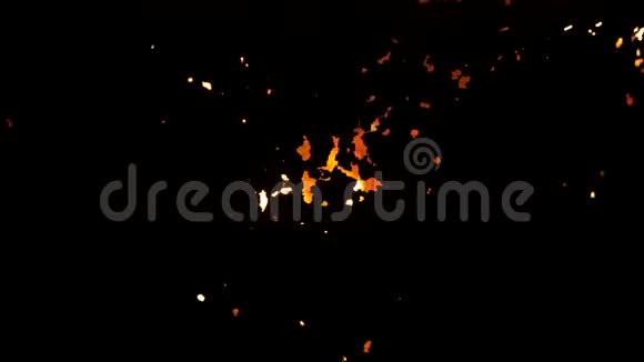 黑色背景上闪烁的火焰穿过一个洞的火焰铁质内火视频的预览图
