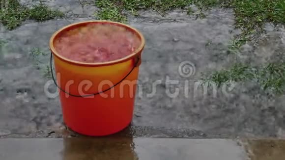 雨水从屋顶掉进红桶里视频的预览图