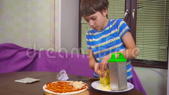 男孩在家做披萨他在抹奶酪视频的预览图