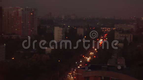 日落时的夜间城市交通视频的预览图