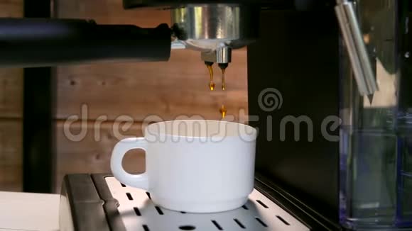 往杯子里滴咖啡视频的预览图