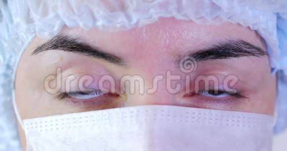 近距离女性外科医生的肖像医生带面罩准备在医院或诊所操作医生眼睛视频的预览图
