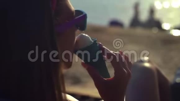在海滩吃冰淇淋的女人视频的预览图