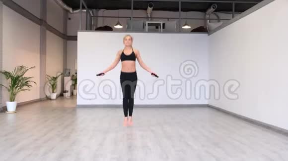 运动女性用战绳锻炼身体克罗斯菲特慢动作4k视频的预览图