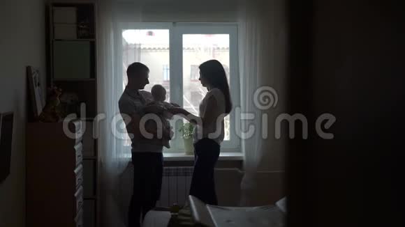 男人和女人玩婴儿的剪影视频的预览图