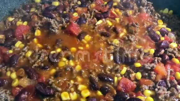 自制墨西哥风格的红辣椒在锅上炖视频的预览图