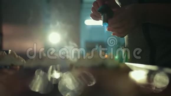 用糕点燃烧器装饰焦油的过程使奶油棕色视频的预览图