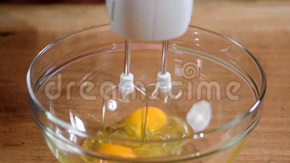 女人的手在碗里用红糖打鸡蛋视频的预览图