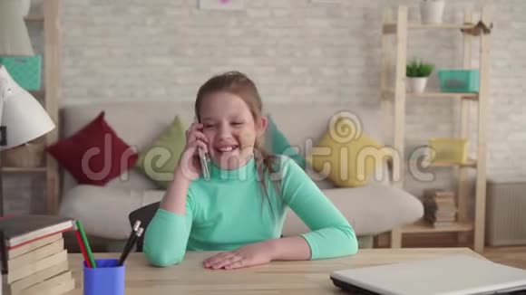 积极快乐的十几岁女孩在一个缺陷或烧伤的脸上打电话视频的预览图
