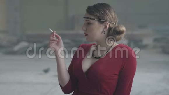 肖像自信的年轻女子在旧风格的布火烟废弃的破旧建筑视频的预览图