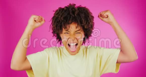吸引人的非洲少女赢得欺骗和欢乐可爱的女孩粉红色的背景幸福视频的预览图