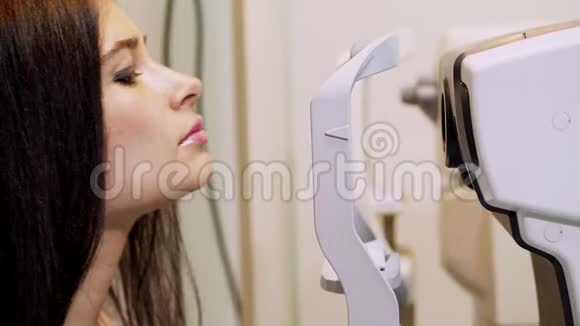 面部特写女性用非接触式眼压计做眼试验在光学诊所做眼压检查视频的预览图
