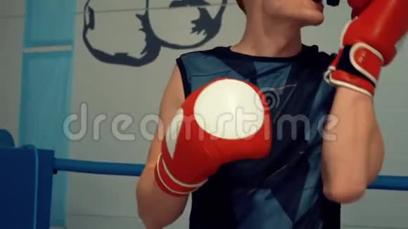 穿手套的拳击手准备在环边战斗视频的预览图