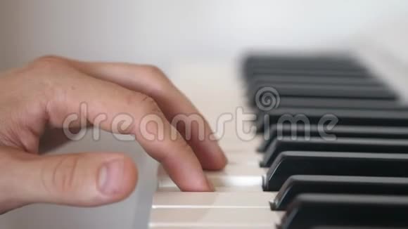 年轻人弹钢琴双手合拢视频的预览图