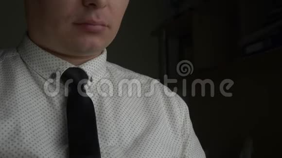 经理或商人在黑暗办公室吃他的领带视频的预览图