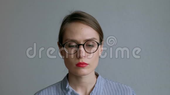 戴黑眼镜的女人用头部按摩器放松视频的预览图